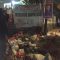 sampah menumpuk di trotoar