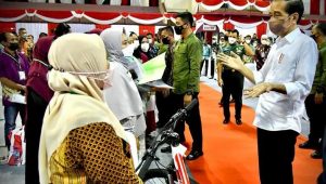 Presiden Jokowi kembali bagi-bagi sepeda di Kalimantan