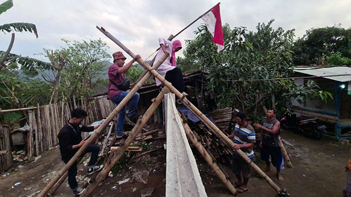 Warga di Kampung Rawakalong