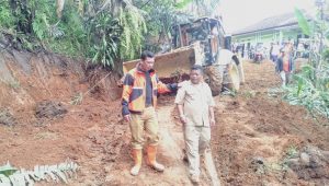 Jalan Desa Cibaregbeg Sukabumi Tertimbun Longsor
