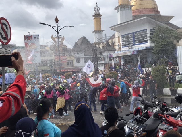 Sejumlah buruh Sukabumi pada saat melakukan unjuk rasa di depan Pendopo