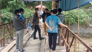 Hasim Adnan Tinjau Jembatan Lalay di Sukabumi, Kondisinya Memprihatinkan