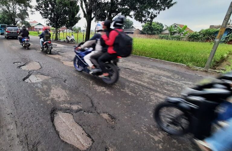 Jalan Rusak Bandung