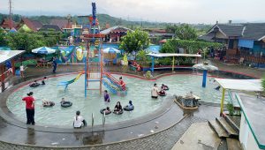 Kolam Renang Pilar Mas Sukabumi Diserbu Pengunjung