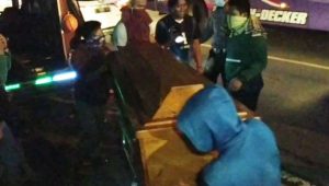 Tabrakan Nagreg, Dua Pria Mobil Hitam Terekam Angkat 2 Korban Dibuang  ke Sungai Serayu