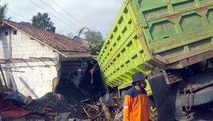 Truck Hancurkan Tiga Rumah di Baros Sukabumi
