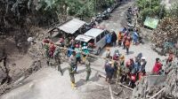 evakuasi korban terdampak erupsi Gunung Semeru
