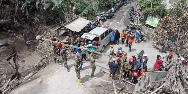 evakuasi korban terdampak erupsi Gunung Semeru