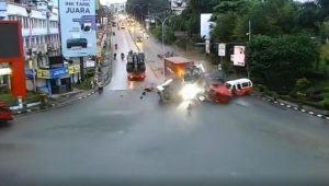 Detik-detik Kontainer Hajar Puluhan Kendaraan, 5 Dilaporkan Tewas