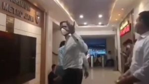 Datangi Polda Metro Haris Azhar Acungkan Jari Metal, Maksudnya ?