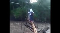 Miris, Anak Sekolah Desa Cidaun Begelantungan Saar Lewati Jembatan yang Nyaris Putus