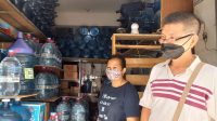 Melihat Penjual Air Minum yang Peduli Lingkungan dan Sesama