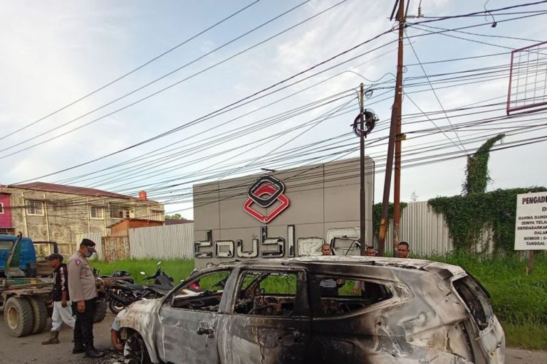 Situs depan tempat karaoke di Kota Sorong