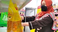 Distribusi Minyak Goreng Tersendat, Peminat Membeludak