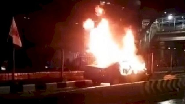 Mobil Camry yang terbakar