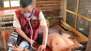 Peduli Warga, PPNI Kota Sukabumi Periksa Kesehatan Korban Banjir Baros