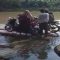 Warga Girimukti Menyebrangi sungai menggunakan rakit