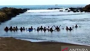 Ritual Warga Nganjuk di Pantai Watu Ulo Dibubarkan Polisi