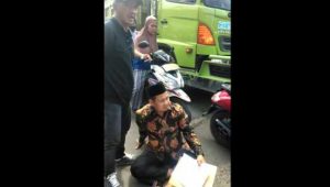 Anggota DPRD Kabupaten Bogor Nekad Duduk di Tengah Jalan, Cegat Truk Tambang