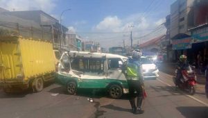 Human Error, Angkot Cibadak Sukabumi Diseruduk Fuso