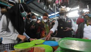Ridwan Kamil Perintahkan Pemkab Bogor Segera Aktifkan Food Court Pasar Cisarua