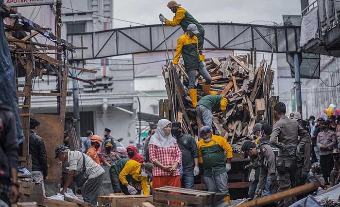 petugas meratakan lapak