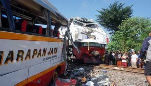 Bus Pariwisata Tertabrak Kereta, Enam Orang Meninggal Belasan Luka-luka