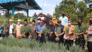 Wabup Sukabumi Panen Perdana Gerakan Memakmurkan Mesjid dan Mushola di Pasirhalang