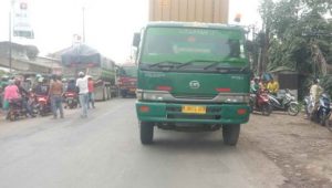 Buruh Tewas Terlindas Kontainer di Jalan Narogong