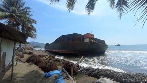 Abrasi Pantai Cipatuguran Sukabumi karena Dermaga PLTU?