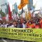 Para pekerja yang berasal dari berbagai organisasi berujuk rasa