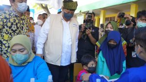 Menko Airlangga Hartarto Tinjau Vaksinasi Anak di SDN 158 Pekanbaru