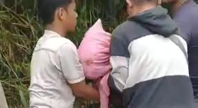 Angkot terguling