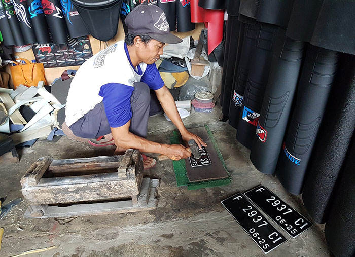 tukang pembuat pelat nomor