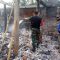 PENDINGINAN : Salah seorang petugas dari Babinsa saat melakukan pendinginan terhadap rumah yang terbakar di Kampung Nangela RT (05/ 08) Desa/Kecamatan Jampangtengah