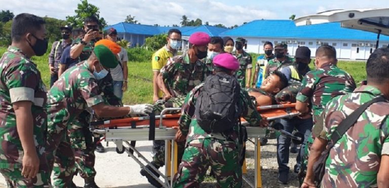 TNI saat melakukan evakuasi