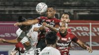 Laga antara Persebaya melawan Bali United di Stadion Ngurah Rai