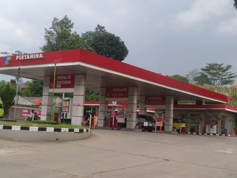 Sejumlah petugas SPBU saat melanyani