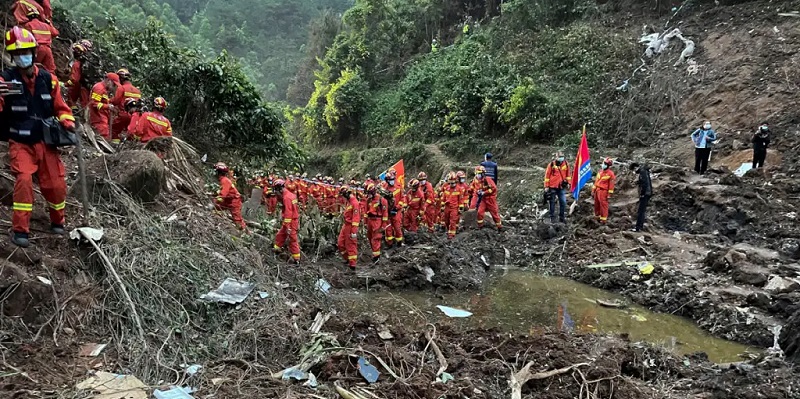 Tim penyelamat ketika mencari korban jatuhnya pesawat