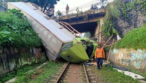 Mobil Truk Terperosok ke Jalur Kereta di Parungkuda Sukabumi, Ini Penyebabnya