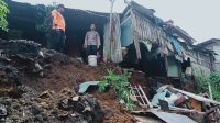 Petugas gabungan saat melakukan asessment ke lokasi rumah milik Euis Nurasyah (36) di Kampung Cikeureuteuw, RT 02/04, Desa Sukalarang, Kecamatan Sukalarang