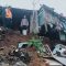Petugas gabungan saat melakukan asessment ke lokasi rumah milik Euis Nurasyah (36) di Kampung Cikeureuteuw, RT 02/04, Desa Sukalarang, Kecamatan Sukalarang