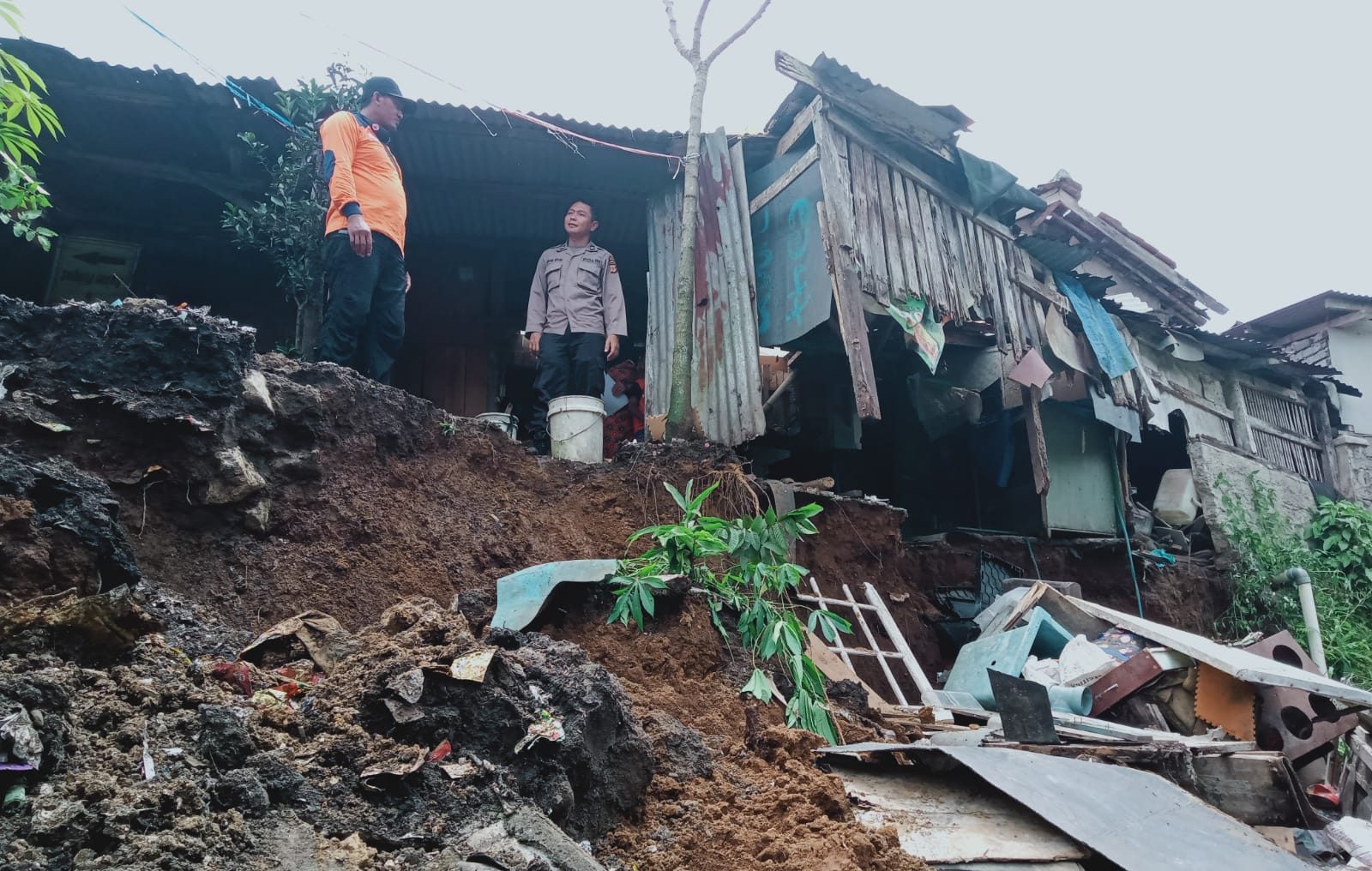 Petugas gabungan saat melakukan asessment ke lokasi rumah milik Euis Nurasyah (36) di Kampung Cikeureuteuw, RT 02/04, Desa Sukalarang, Kecamatan Sukalarang