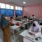 Guru saat memberikan materi kepada siswa