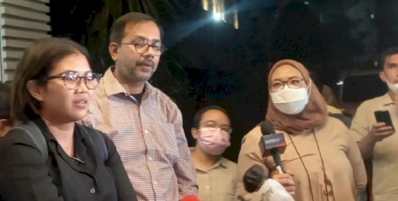 Koordinator KontraS, Fatia Maulidiyanti paling kiri dan Haris Azhar