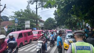 Giliran Supir Angkot 01 Sukaraja-Kota Sukabumi yang Berdemo ke Dishub, Begini Penampakannya