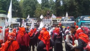 Ratusan Buruh Emak-emak Asal Bogor Demo PT Longvin Sukabumi, Tuntut Soal Pembayaran THR