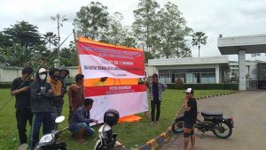 Aliansi Warga Desa Bojongraharja Sukabumi Pasang Posko Darurat Bencana Pengangguran di Pintu Masuk PT GSI I Cikembar