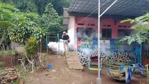 Antisipasi DBD, Petugas Gabungan Gegerbitung Asapi Desa Cijurey