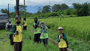 CFP OISCA Hijaukan Bahu Jalan Lingsel Sukabumi